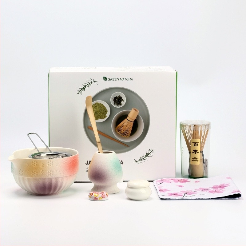 Japán stílusú bambusz matcha tál, teakeverő eszközökkel és teaceremónia kiegészítőkkel