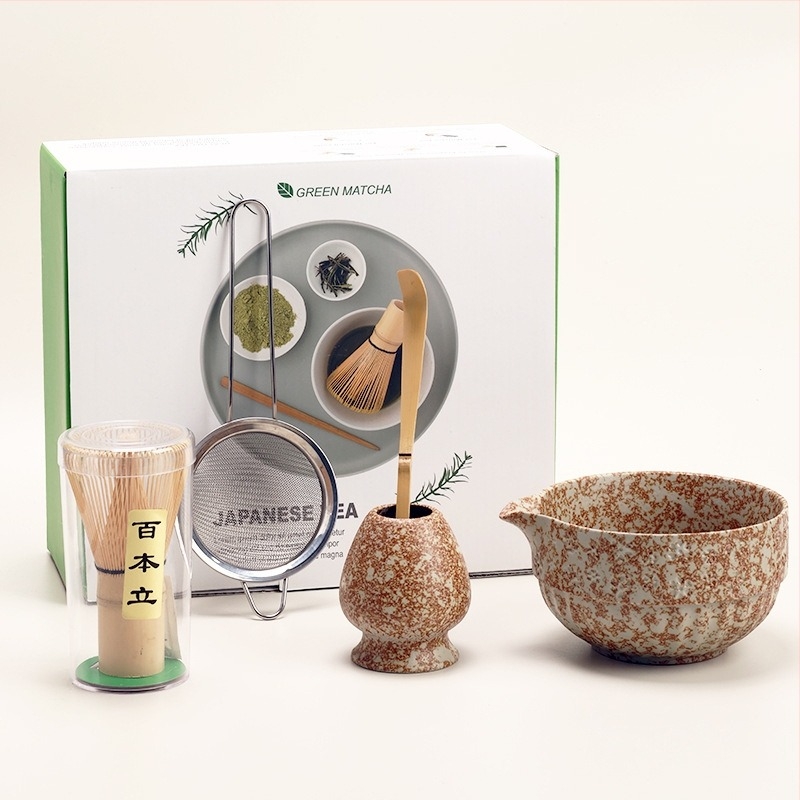 Japán stílusú bambusz matcha tál, teakeverő eszközökkel és teaceremónia kiegészítőkkel
