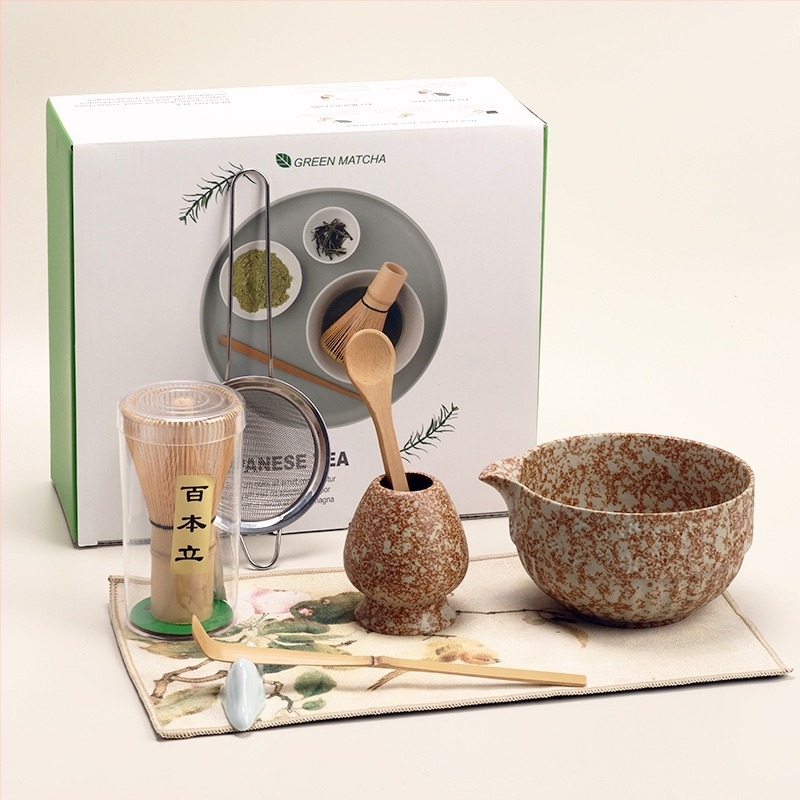 Japán stílusú bambusz matcha tál, teakeverő eszközökkel és teaceremónia kiegészítőkkel