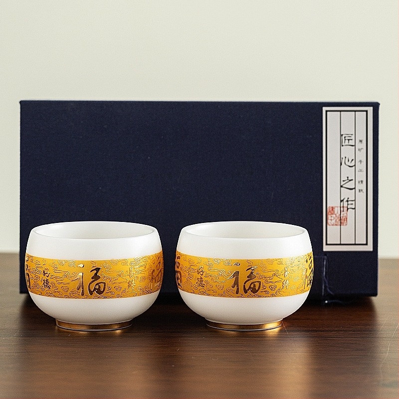 Aranyozott Gongfu teáskészlet porcelán teáscsészékkel — mester teáscsésze jade stílusban, két teáscsésze ajándék