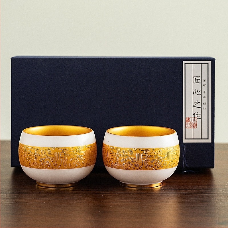 Aranyozott Gongfu teáskészlet porcelán teáscsészékkel — mester teáscsésze jade stílusban, két teáscsésze ajándék