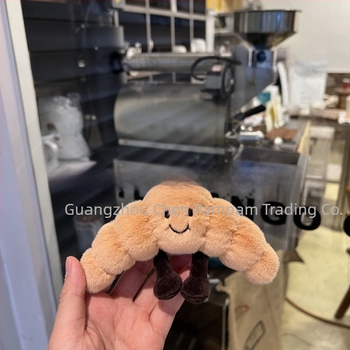 Croissant alakú plüss figura, táska medál, kenyér tematikájú, aranyos gyűjtemény.