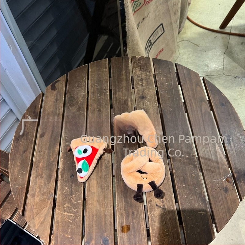 Croissant alakú plüss figura, táska medál, kenyér tematikájú, aranyos gyűjtemény.