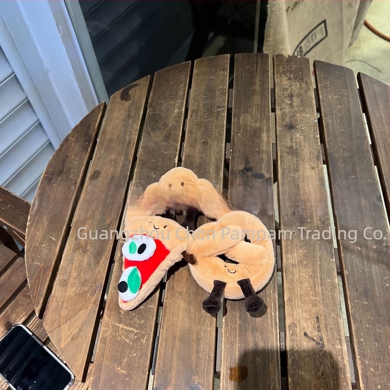 Croissant alakú plüss figura, táska medál, kenyér tematikájú, aranyos gyűjtemény.