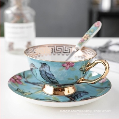 Európai stílusú vintage csontporcelán kávéscsésze és alátét aranyra festett díszítéssel, kanállal