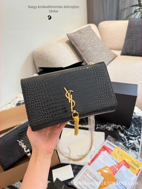Kis négyszögletes bőrtáska egy vállpánttal, krokodil mintázatú, bojt, boríték-stílusú crossbody