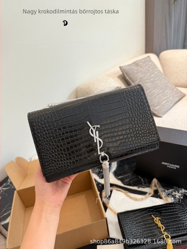 Kis négyszögletes bőrtáska egy vállpánttal, krokodil mintázatú, bojt, boríték-stílusú crossbody
