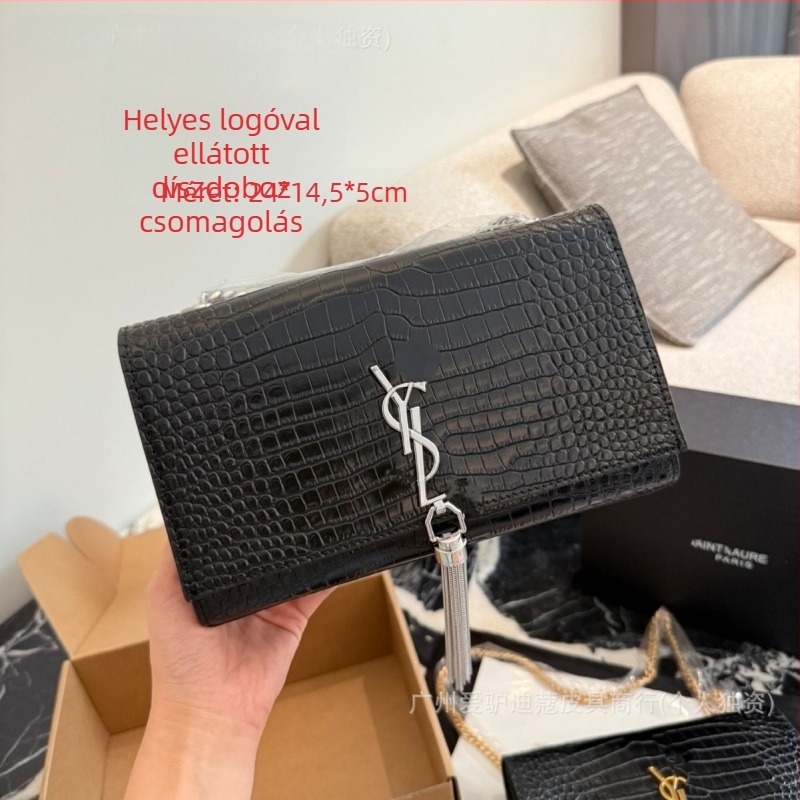Kis négyszögletes bőrtáska egy vállpánttal, krokodil mintázatú, bojt, boríték-stílusú crossbody