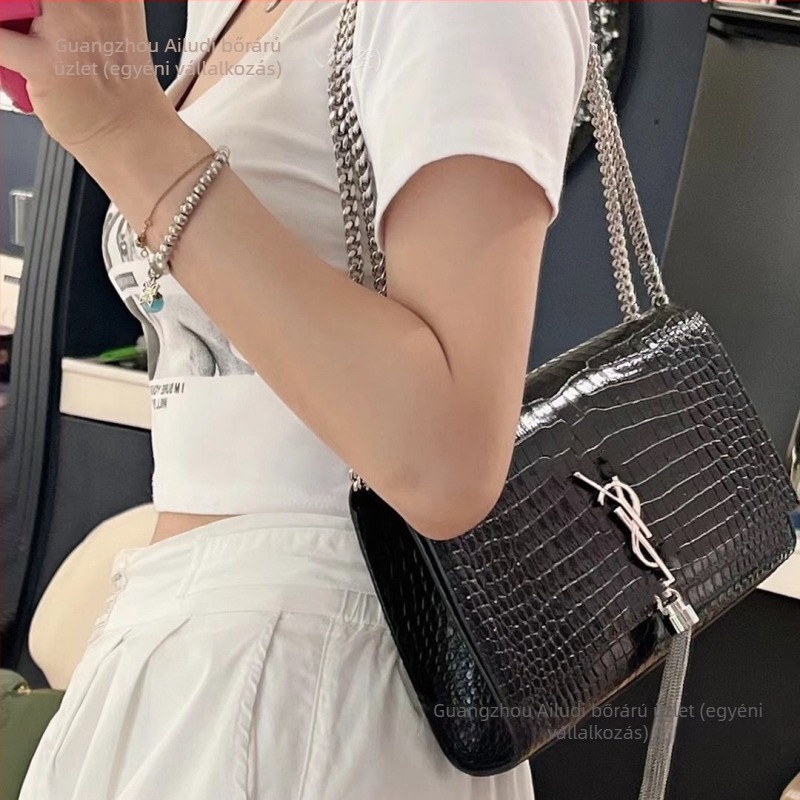 Kis négyszögletes bőrtáska egy vállpánttal, krokodil mintázatú, bojt, boríték-stílusú crossbody