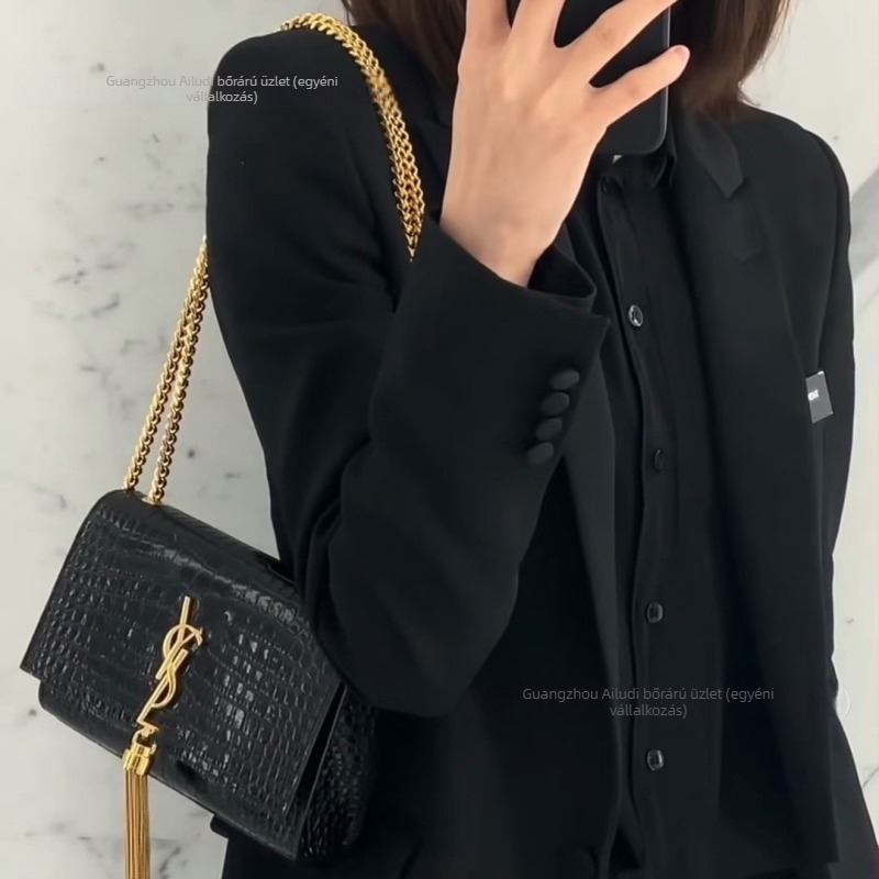 Kis négyszögletes bőrtáska egy vállpánttal, krokodil mintázatú, bojt, boríték-stílusú crossbody