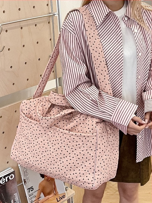 Nagy női vászon táska virágmintával, tágas, egy vállpánttal és crossbody-stílussal, ideális ingázáshoz és rövid utazásokhoz.