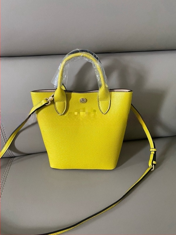 Epure mini bucket táska bőrből, varrással, kézben vihető és vállon hordozható, három pánttal
