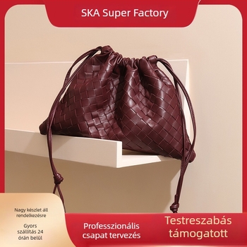 Valódi bőr női táska báránybőrrel szőtt textúrával, kézzel készített, elegáns megjelenésű mindennapi használatra; vállon átvethető és kézitáska.