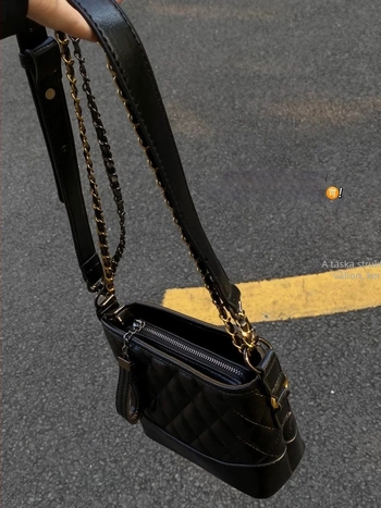 Női válltáska, fekete, rombus mintázatú steppelt anyagból, láncos vállpánttal, retro minimalist stílus