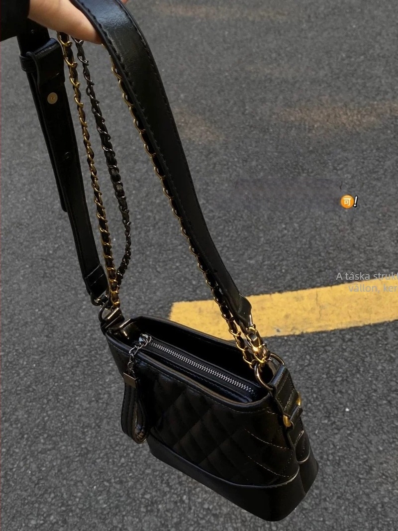 Női válltáska, fekete, rombus mintázatú steppelt anyagból, láncos vállpánttal, retro minimalist stílus