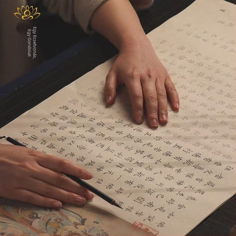 Kaligráfia gyakorlókönyv buddhista szövegekkel: Szív Sutra, Sutra a Szerencséért, A Nagy Együttérzés Mantrája, teljes szöveg hosszú tekercsen, rizspapír, kis szabályos betűtípus, kézzel írt buddhista szövegek