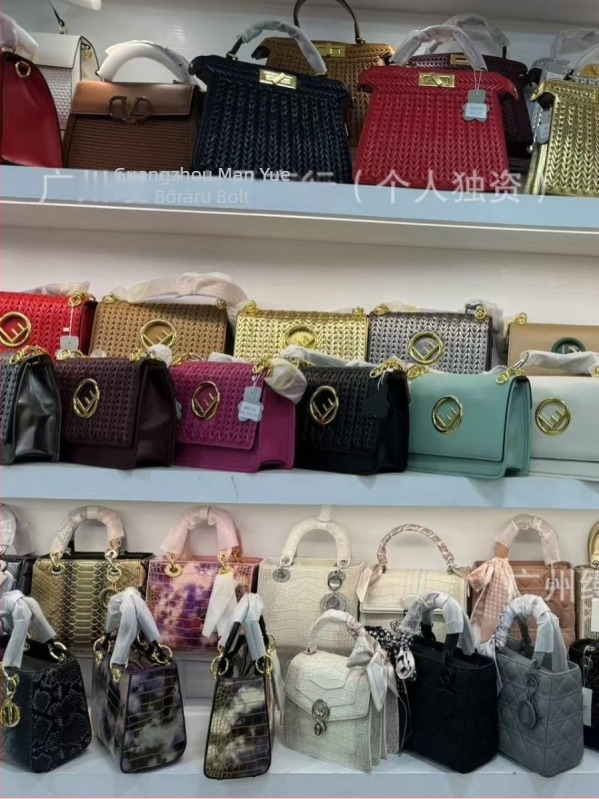 Női PU bőrből készült táska, városi letisztult stílus, középméretű, vízszintes négyszög alakú forma, mindennapi viselésre