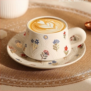 Nordic stílusú luxus, minimalist kávéscsésze és alátét készlet csillogó felülettel latte art