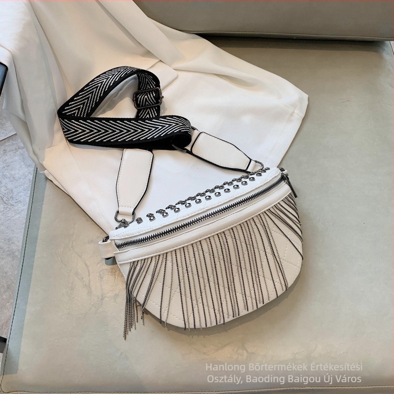 Női PU crossbody táska, széles vállpánttal, szegecsekkel és bojtokkal
