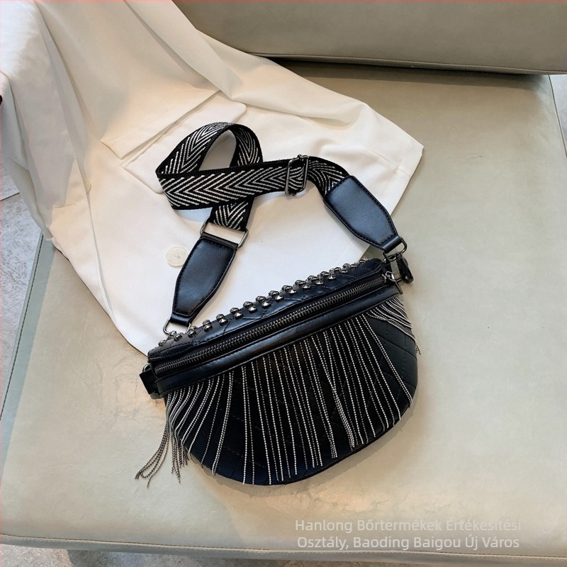 Női PU crossbody táska, széles vállpánttal, szegecsekkel és bojtokkal