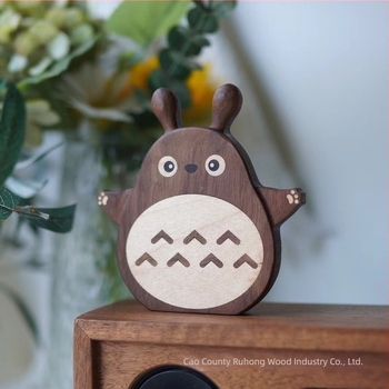 Totoro tömörfa poháralátét – kör alakú, fekete dió, asztali dekoráció