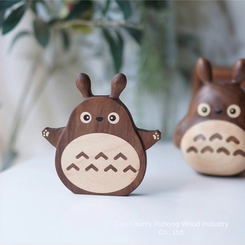 Totoro tömörfa poháralátét – kör alakú, fekete dió, asztali dekoráció