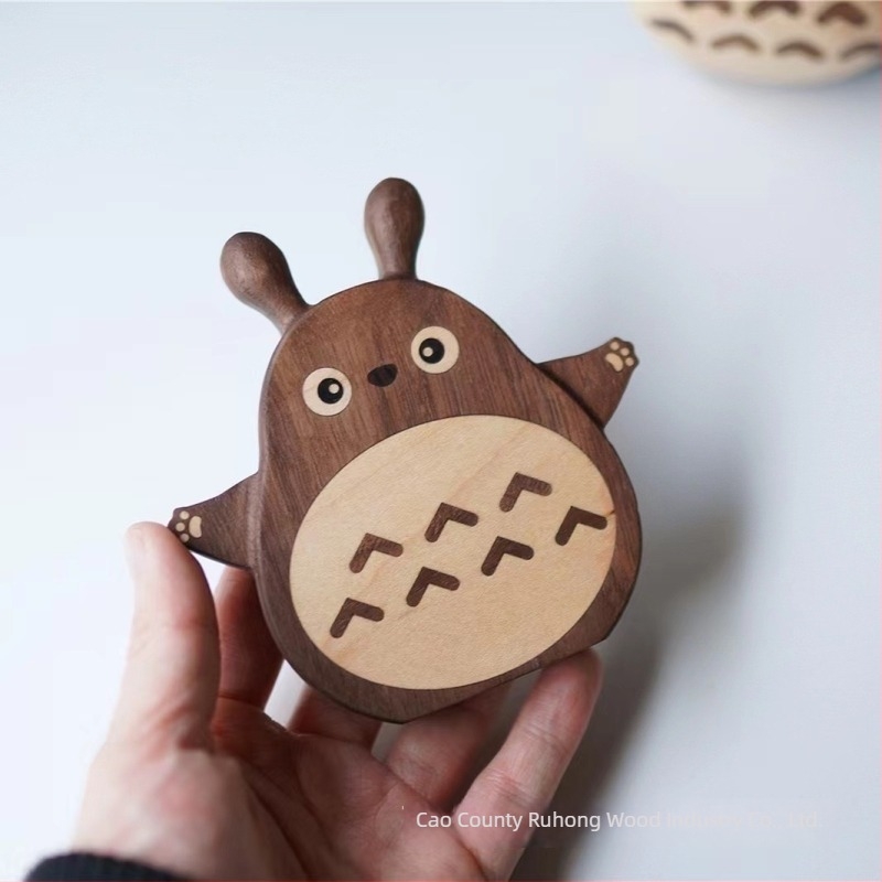 Totoro tömörfa poháralátét – kör alakú, fekete dió, asztali dekoráció