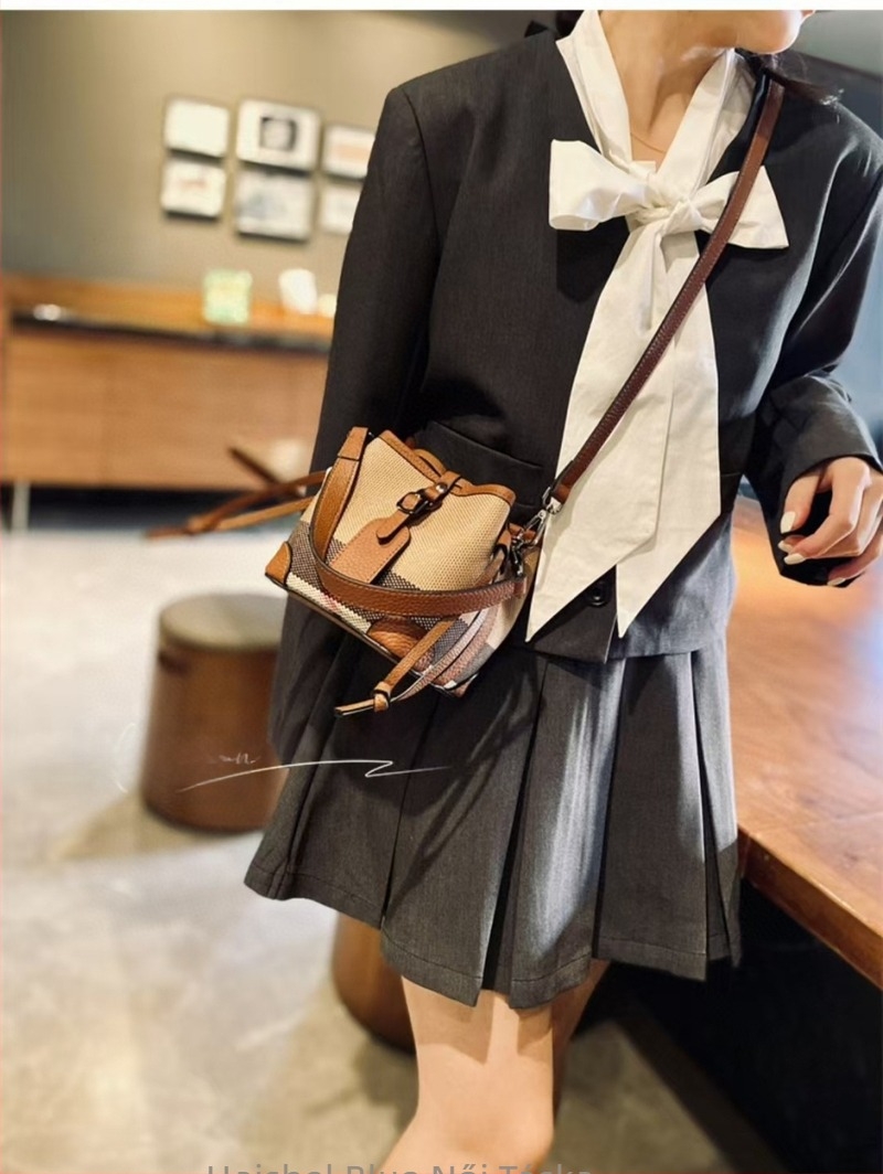 Női vászon vödrös táska, 2025 tavaszi megjelenés, közepes méret, dupla vállpánt, vállon vagy crossbody viselhető, elegáns megjelenés
