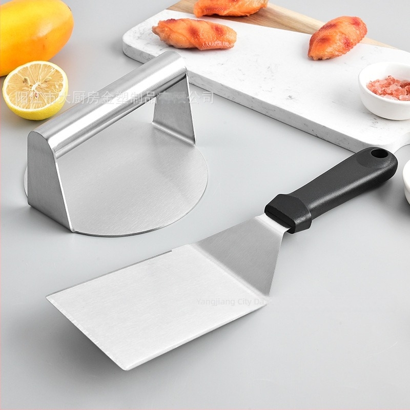 Rozsdamentes acélból készült grillsütő készlet spatulával, kefével és egyéb eszközökkel – húsprés forma