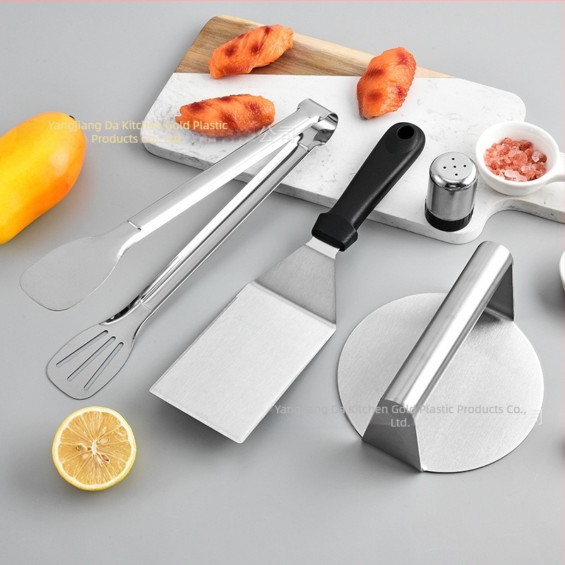 Rozsdamentes acélból készült grillsütő készlet spatulával, kefével és egyéb eszközökkel – húsprés forma
