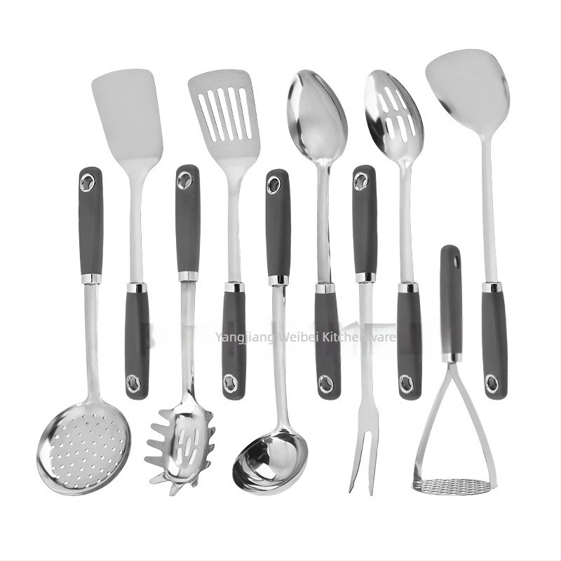 Rozsdamentes acélból készült konyhai eszközök készlet: spatula, leveskanál, szitálókanál, tészta tálalókanál és leszűrőedény
