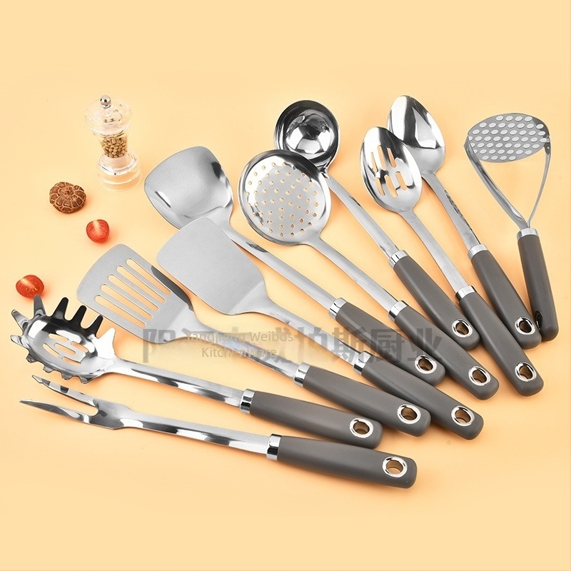 Rozsdamentes acélból készült konyhai eszközök készlet: spatula, leveskanál, szitálókanál, tészta tálalókanál és leszűrőedény