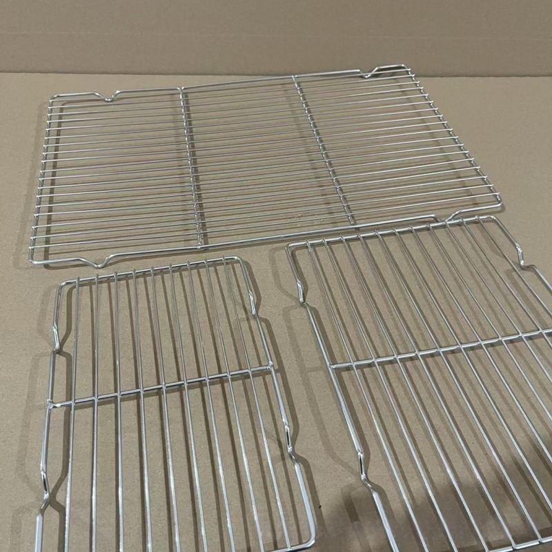 Rozsdamentes acélból készült grill- és sütő rács lábakkal, kenyérszárító rács, sütőháló olajlevezetésével, téglalap alakú