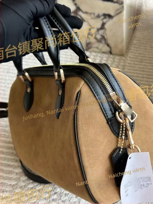 Új C márkájú Boston Pillow női táska, elegáns kézitáska vállon vagy keresztbe hordható, bucket bag stílus, retro dizájn