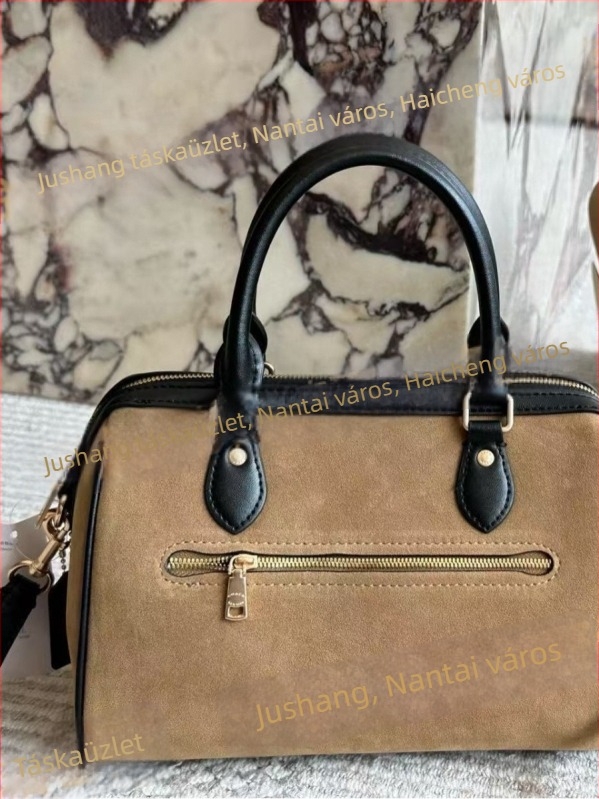 Új C márkájú Boston Pillow női táska, elegáns kézitáska vállon vagy keresztbe hordható, bucket bag stílus, retro dizájn