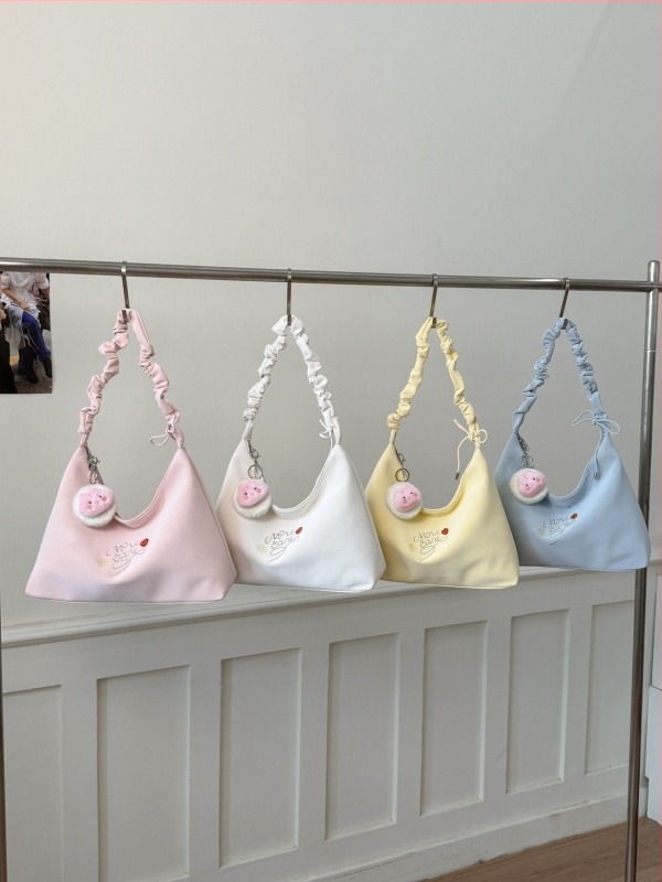 Nylon oldalt vállon átvethető táska, casual stílus, közepes méret, plisírozott felhő‑design, cipzárral záródó, nagy kapacitás