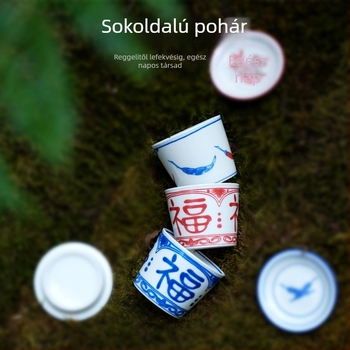 Underglaze színű teáscsésze szerencse jelképével, japán choko-stílusú kék‑fehér saké pohár, porcelán vízcsésze, mestercsésze — könnyű luxus retro