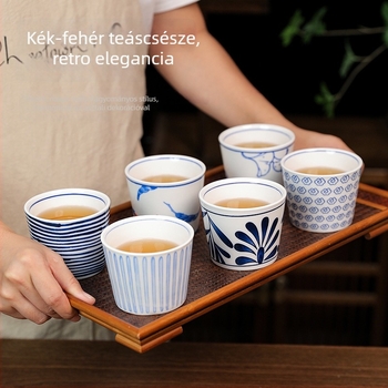 Underglaze színű teáscsésze szerencse jelképével, japán choko-stílusú kék‑fehér saké pohár, porcelán vízcsésze, mestercsésze — könnyű luxus retro