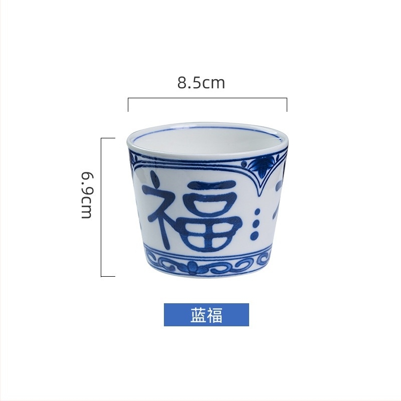 Underglaze színű teáscsésze szerencse jelképével, japán choko-stílusú kék‑fehér saké pohár, porcelán vízcsésze, mestercsésze — könnyű luxus retro