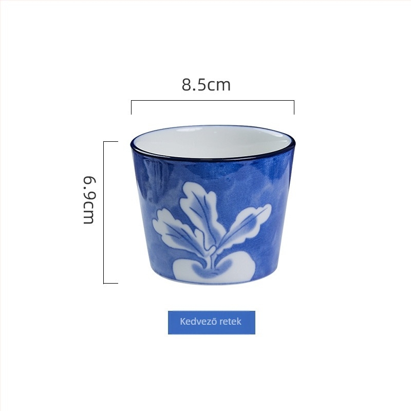 Underglaze színű teáscsésze szerencse jelképével, japán choko-stílusú kék‑fehér saké pohár, porcelán vízcsésze, mestercsésze — könnyű luxus retro
