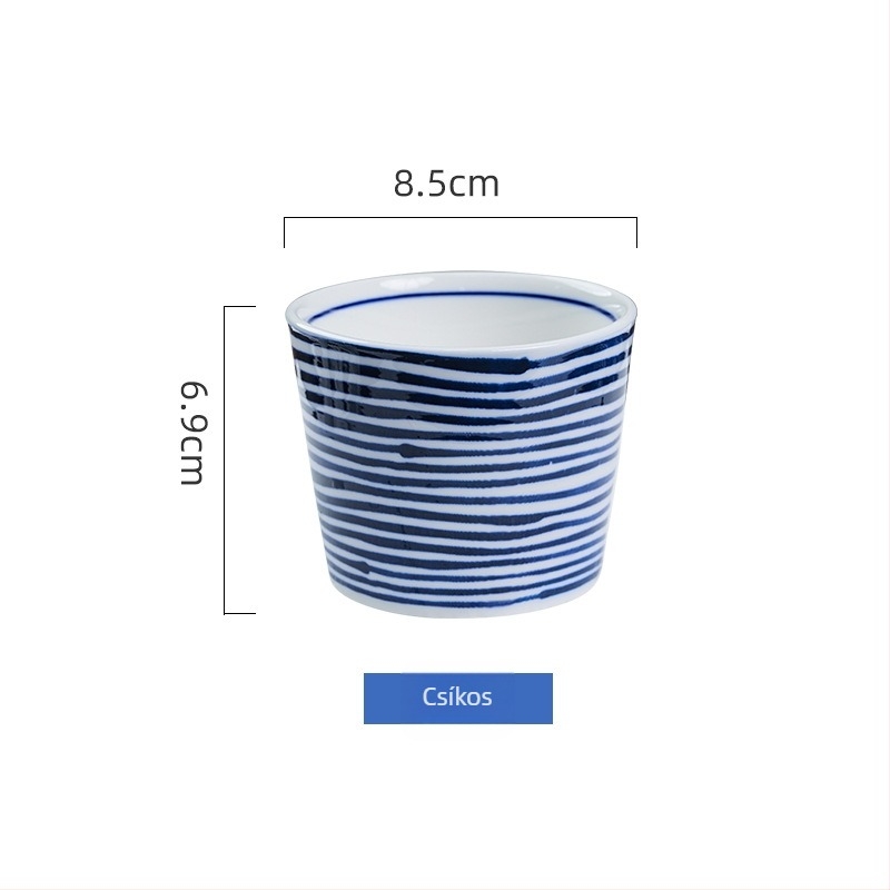 Underglaze színű teáscsésze szerencse jelképével, japán choko-stílusú kék‑fehér saké pohár, porcelán vízcsésze, mestercsésze — könnyű luxus retro