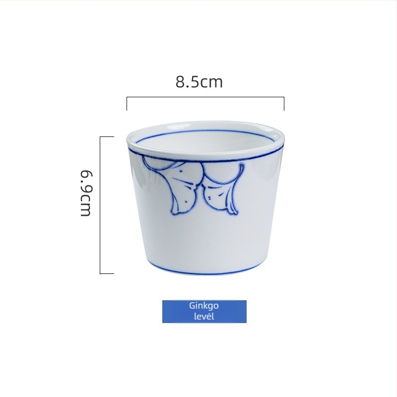 Underglaze színű teáscsésze szerencse jelképével, japán choko-stílusú kék‑fehér saké pohár, porcelán vízcsésze, mestercsésze — könnyű luxus retro