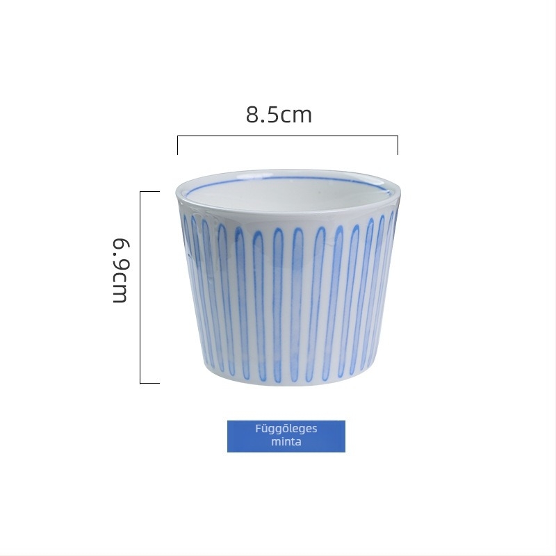 Underglaze színű teáscsésze szerencse jelképével, japán choko-stílusú kék‑fehér saké pohár, porcelán vízcsésze, mestercsésze — könnyű luxus retro