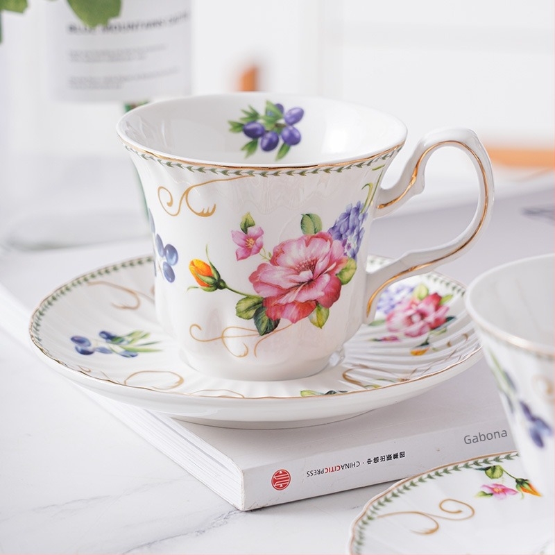 Friss rózsa mintás kávéscsésze és alátét készlet, francia stílusú csésze és brit délutáni tea teáscsésze, otthoni lux porcelán