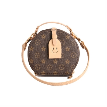 Mini kerek rúzstáska kézben tartóval és hosszú pánttal, monogram mintázattal, PU bőr, kis mindennapi táska