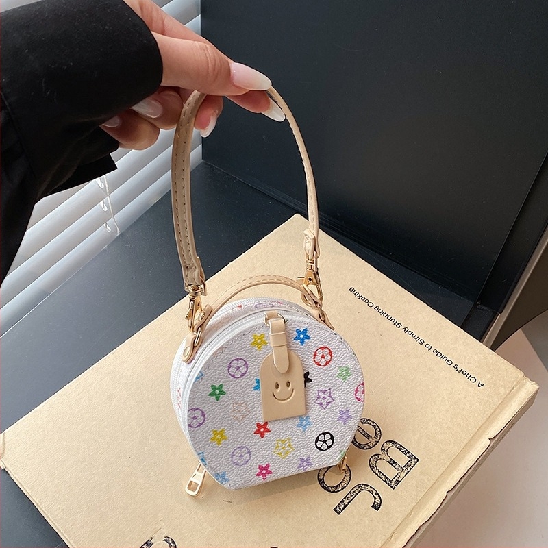 Mini kerek rúzstáska kézben tartóval és hosszú pánttal, monogram mintázattal, PU bőr, kis mindennapi táska