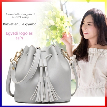 Női PU táska, koreai stílusú bucket bag, tassel díszítéssel, egy vállon hordható keresztpánttal, új modell 2026