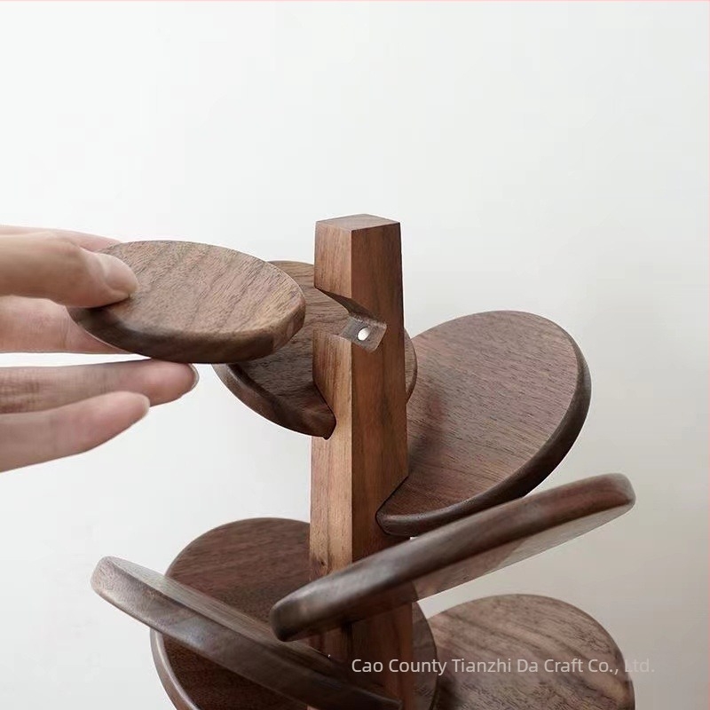 Fából készült poháralátét karácsonyfa motívummal – szabálytalan alakú, dekoratív asztali alátét