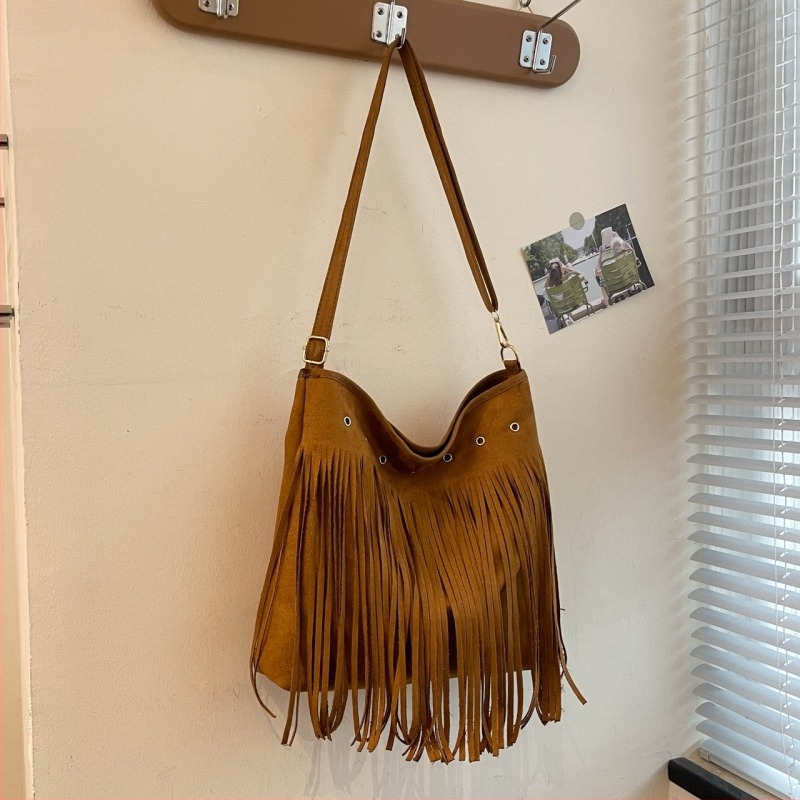 Koreai stílusú tasseles női crossbody táska velúr anyagból, nagy kapacitású, közepes méretű
