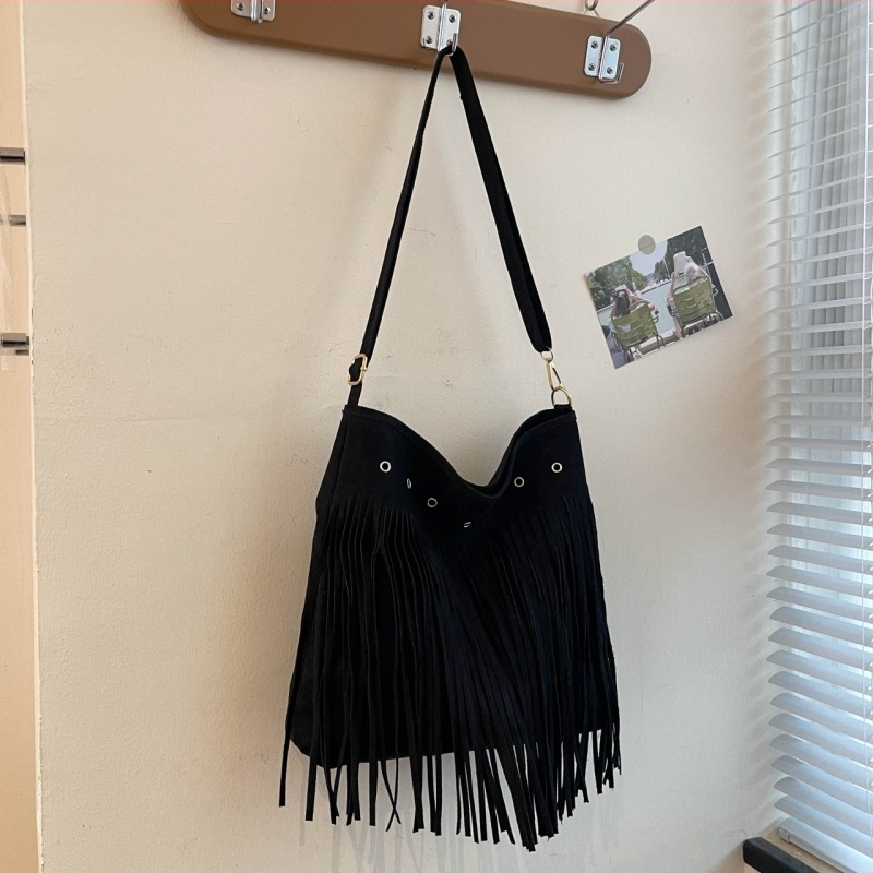 Koreai stílusú tasseles női crossbody táska velúr anyagból, nagy kapacitású, közepes méretű